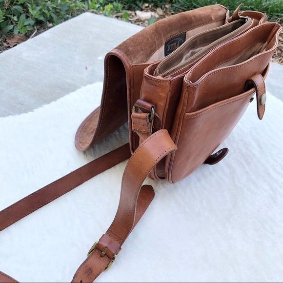 Bojola Italian Leather Magnetic Closure Cross-Bag - Picture 5 of 10